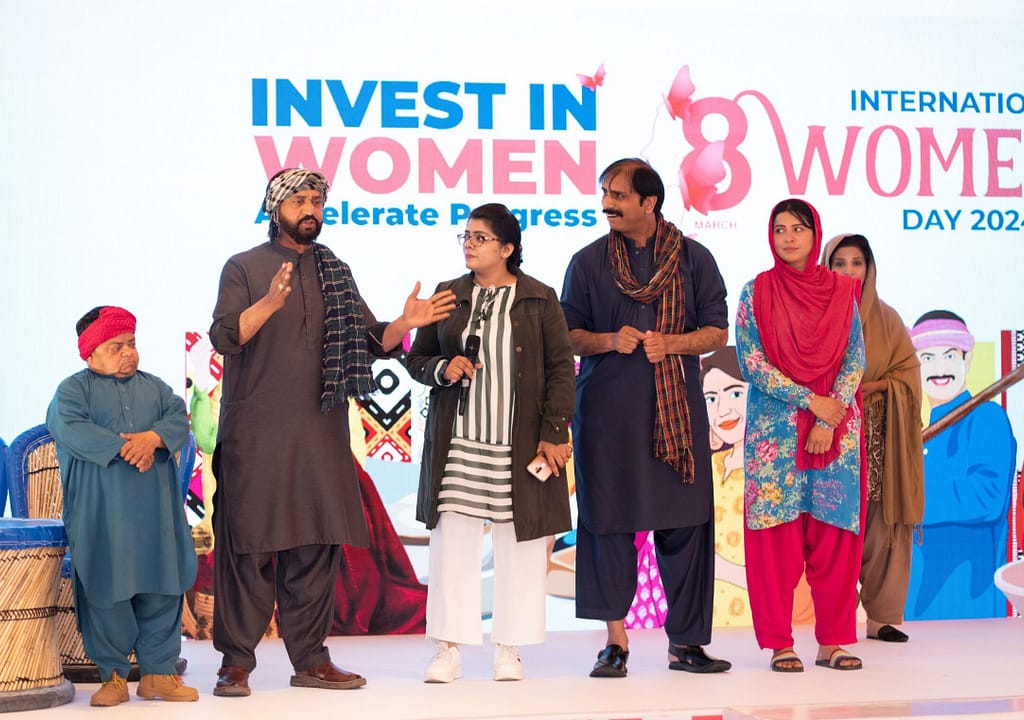 In Islamabad, Pakistan, a performance by the Batin Farooqi theatre group depicts the challenges faced by women in agriculture and the importance of investing in women. Photo: IWMI