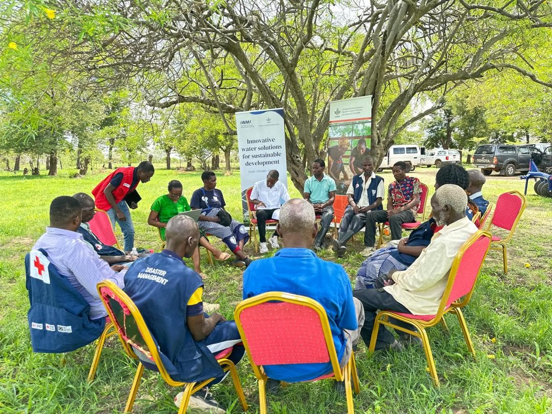Consultation with communities and local officers during the preparation for the simulation drill in Monze District, Zambia. Photo: IWMI