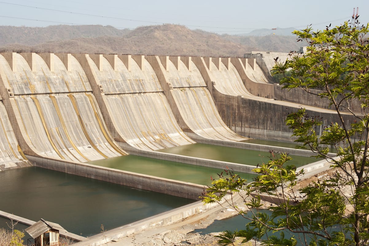 The impact of large and small dams on malaria transmission in four basins in Africa