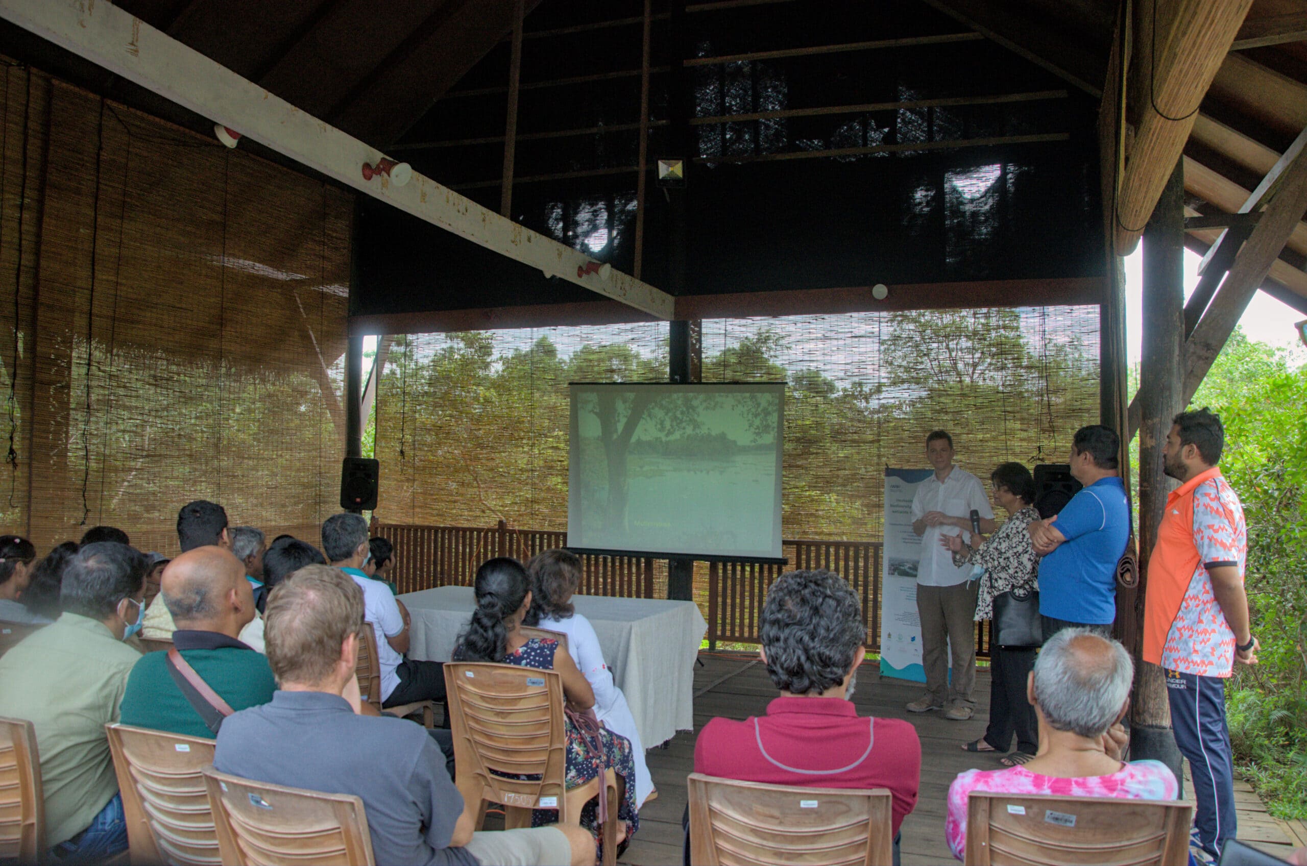 Community wetland video event, a project funded by the Darwin Initiative, at Diyasaru Park. Laura Keil / IWMI.