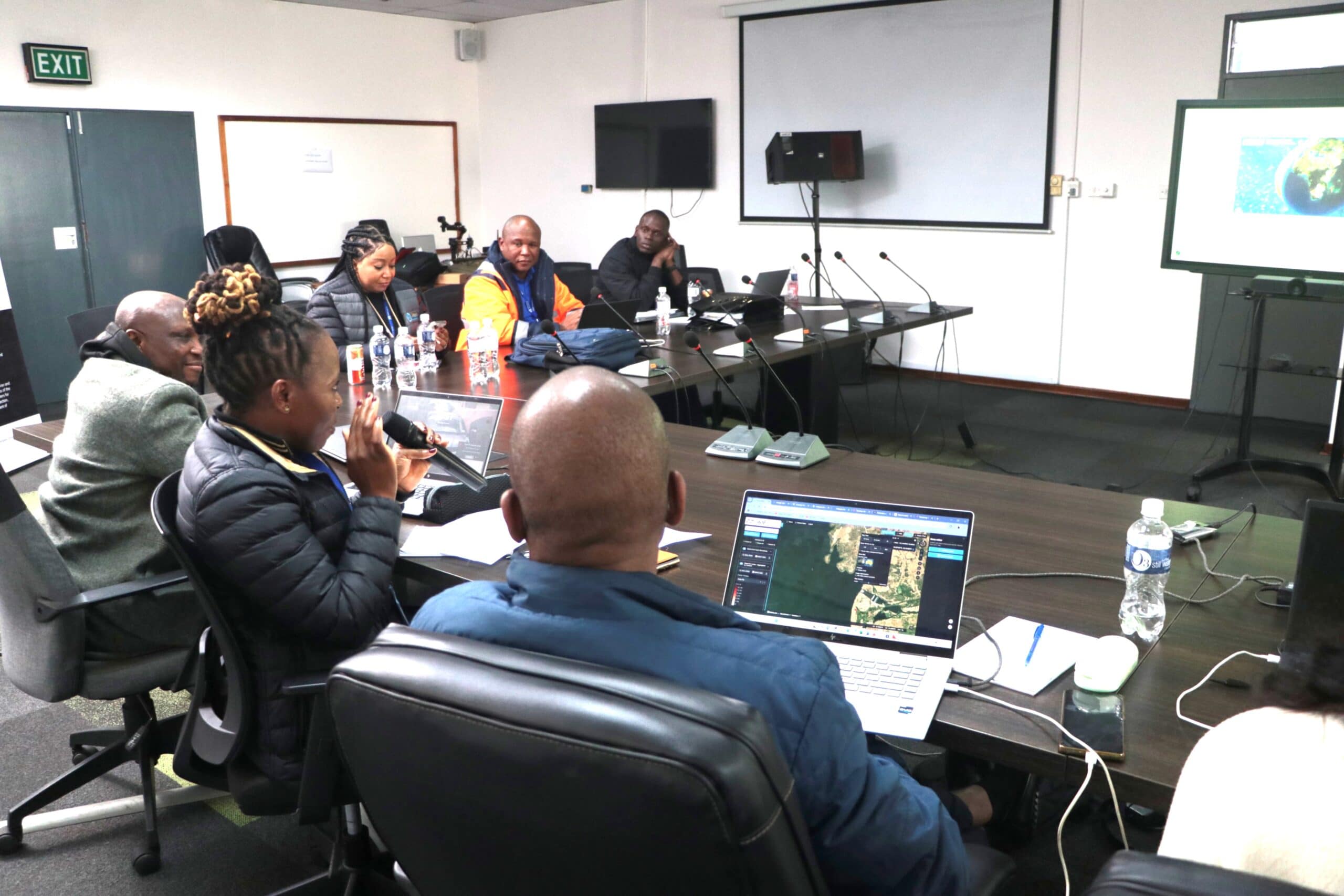 Water managers in southern Africa get hands on with the AI-powered Digital Twin. Photo: IWMI