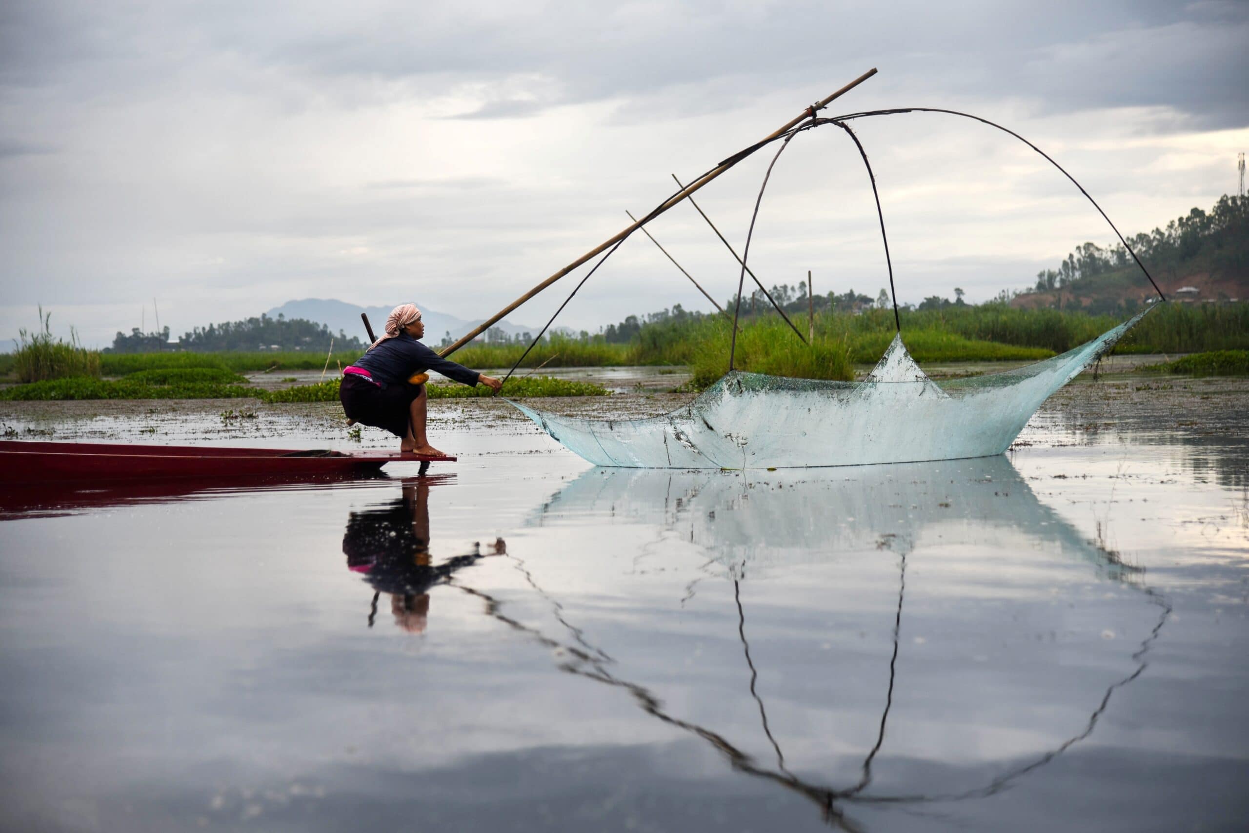 A woman fisher catches fish in Loktak Lake using traditional fishing gears, reflecting generations of indigenous knowledge and wetland-based livelihoods in Manipur, India. Photo: Tanmoy Bhaduri/IWMI
