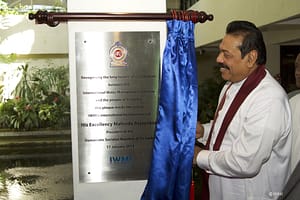 H. E. President Mahinda Rajapaksa unveils the plaque at IWMI