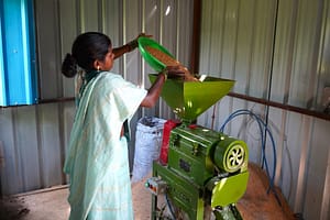 Kusum Devi operates a solar-powered rice mill in Chimkatola village, Madhya Pradesh. Photo: Tanmoy Bhaduri/IWMI