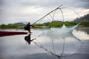 A woman fisher catches fish in Loktak Lake using traditional fishing gears, reflecting generations of indigenous knowledge and wetland-based livelihoods in Manipur, India. Photo: Tanmoy Bhaduri/IWMI
