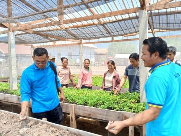 Fourth from right, Chansone Daninthy joins other greenhouse farmers during an exchange visit organized by IWMI, where participants discussed shared challenges and solutions, in April 2025. Photo: Chanthalath Ammala/IWMI