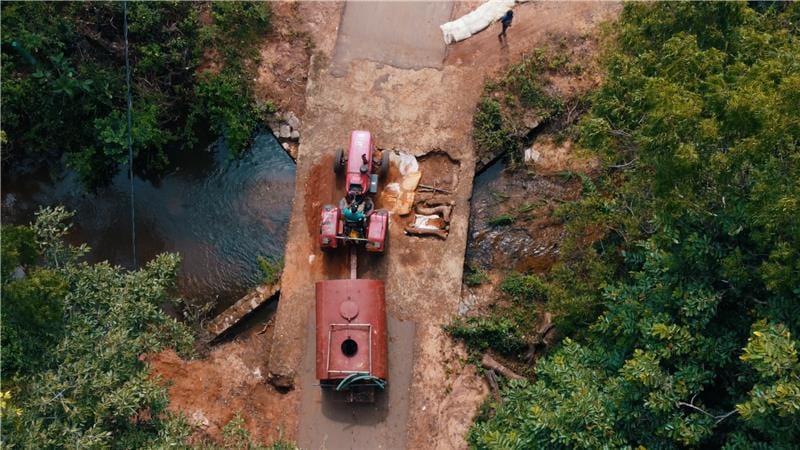 An aerial view of a water bowser delivering drinking water to communities in Anuradhapura, Sri Lanka. Photo: Pradeep Liyanage/IWMI.