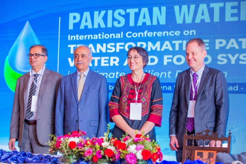 IWMI’s Mohsin Hafeez and Mark Smith inaugurate Pakistan Water Week alongside Iqar Khan and Claudia Ringler. IWMI / Pakistan