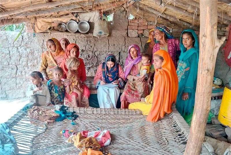 IWMI researcher speaks with women in Rahim Yar Khan District, Punjab, Pakistan, about recovery and resilience after flood displacement. Photo: IWMI