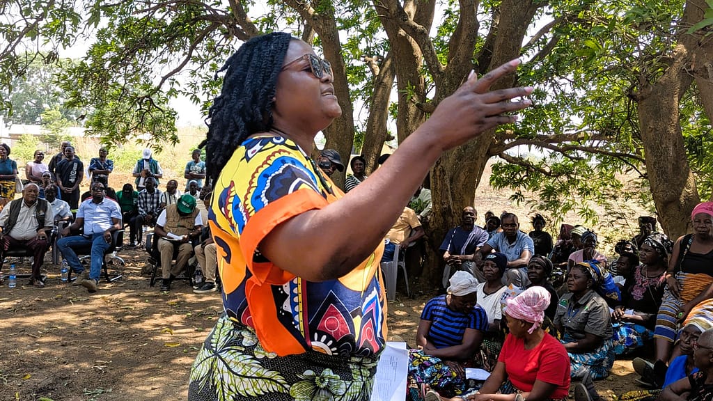 Extension Officer, Daphine Hamatanga advising farmers on how they can take advantage of “above-normal” rainfall conditions. Photo: Yakob Umer/IWMI
