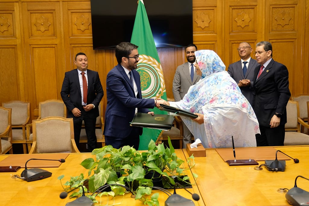 Youssef Brouziyne and Ambassador Shahira Wahbi signing the agreement. Photo: IWMI
