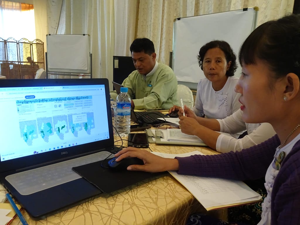 Participants from government agencies, non-governmental organizations and private investors learn how to navigate the Aqua-DST dashboard and apply its insights. Photo: Shelly Win/IWMI
