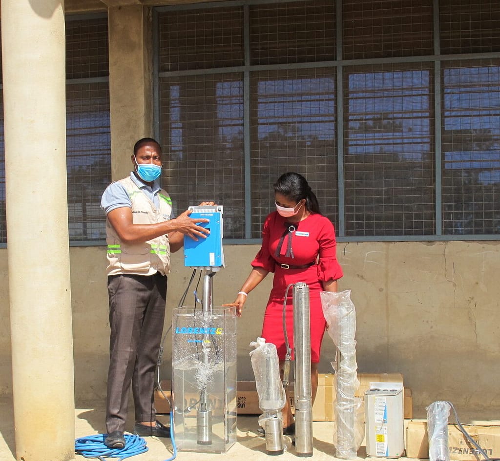 During a workshop on supply-demand linkage in Bawku, Ghana,in 2019, IWMI private sector partner Pumptech demonstrated various types of solar-powered irrigation pumps. Photo: Thai Thi Minh/IWMI