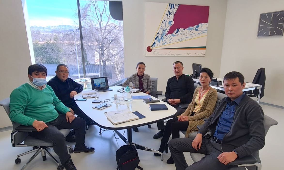 Kakhram Djumaboev (second from left) during a visit to the Central-Asian Institute of Environmental Research (СAIER). Photo: CAIER.