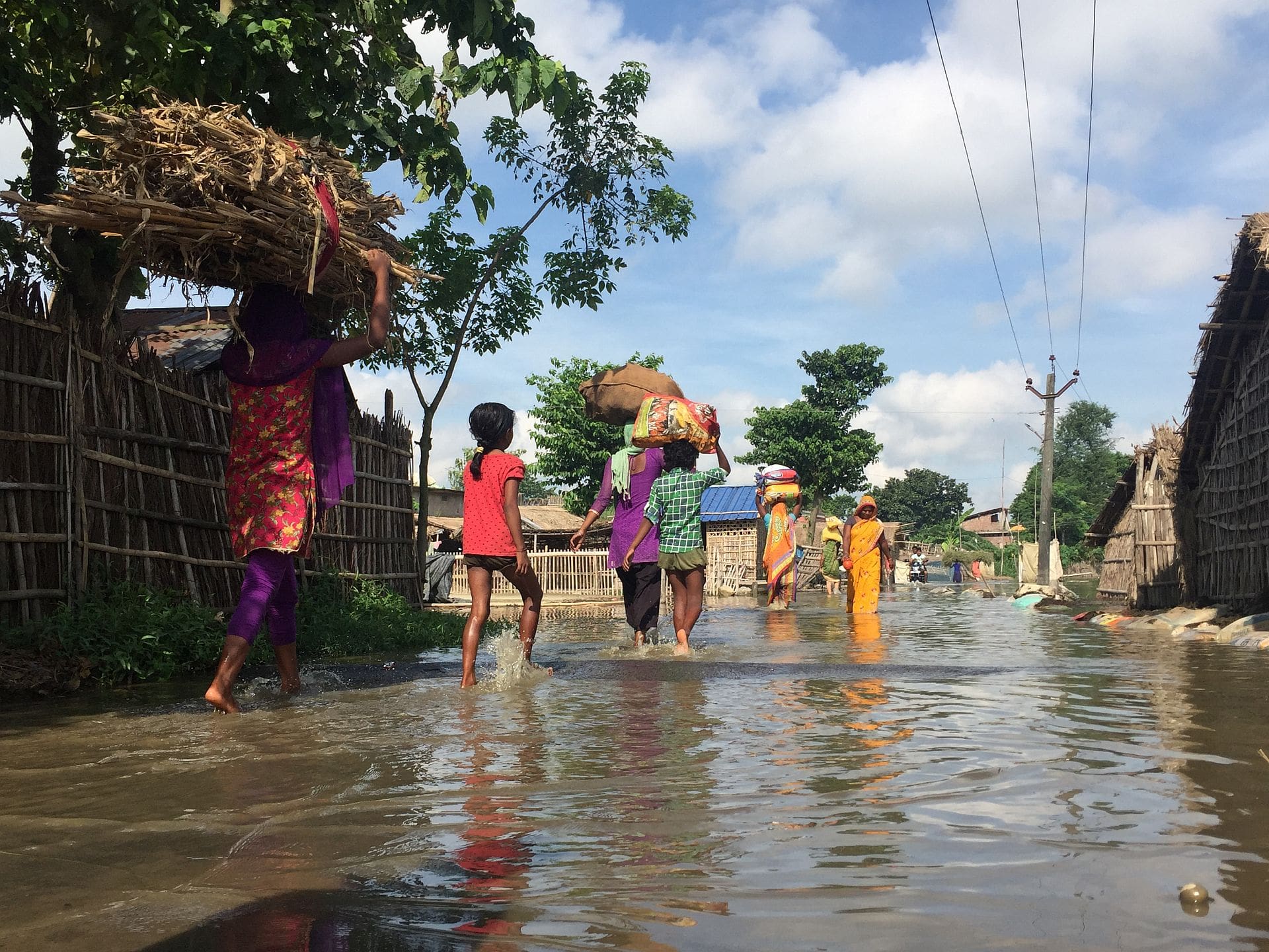 Villagers moving to safer areas due to floods in Bihar, India. Photo: Dr Dakshina Murthy / IWMI Villagers moving to safer areas due to floods in Bihar, India. Photo: Dr Dakshina Murthy / IWMI