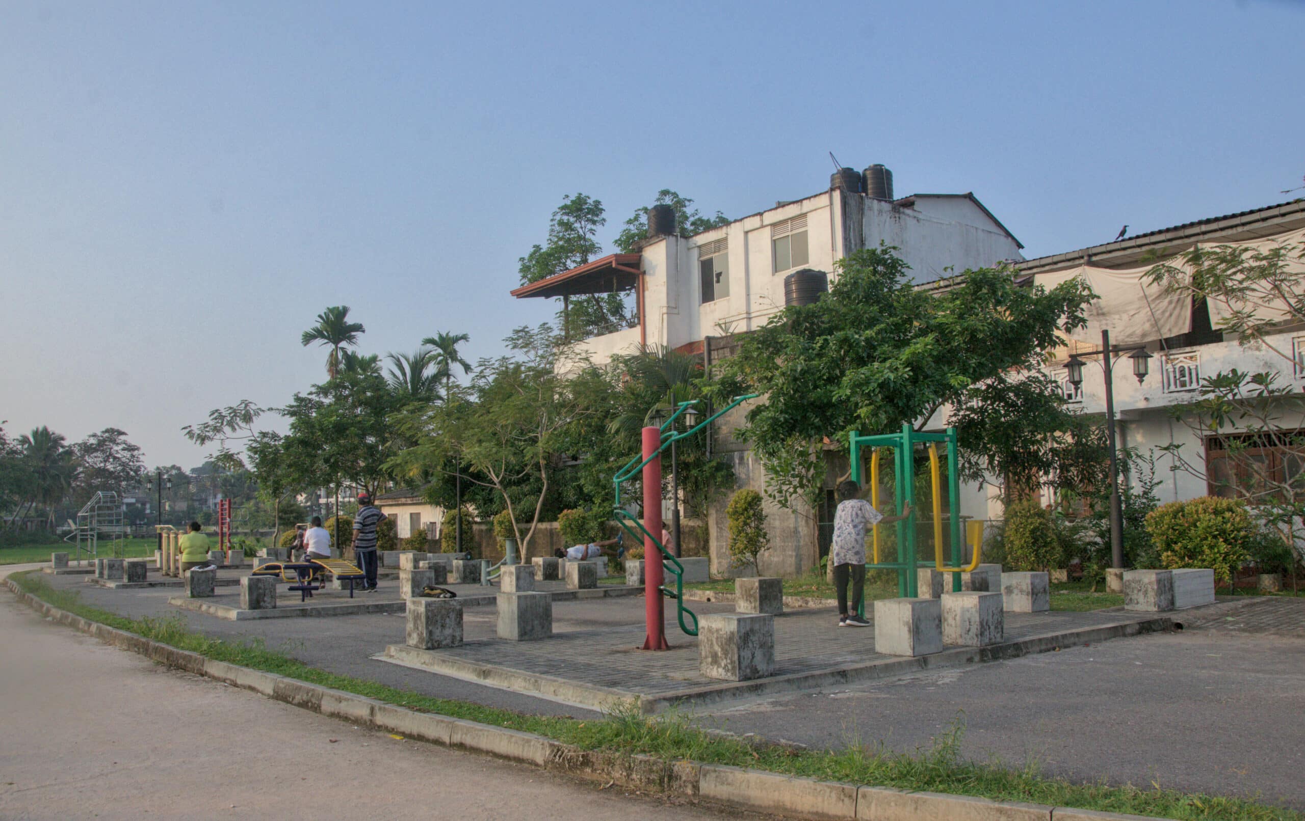 The Madiwela jogging track outdoor gym sits alongside a wetland rice paddy field. Laura Keil / IWMI.