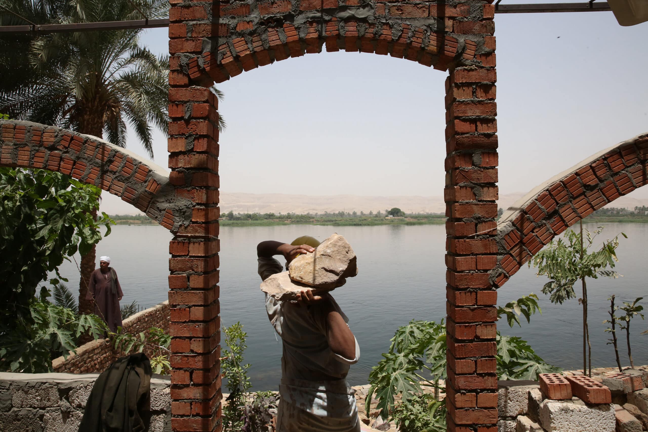 Construction workers build stronger riverbanks along the Nile River to protect it from erosion. Dominic Chavez/World Bank.