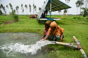 Farmers use groundwater to irrigate crops in Gaibandha Char, Bangladesh. Photo: Tanmoy Bhaduri/IWMI
