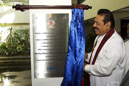 The President unveils the plaque at IWMI. The President unveils the plaque at IWMI.