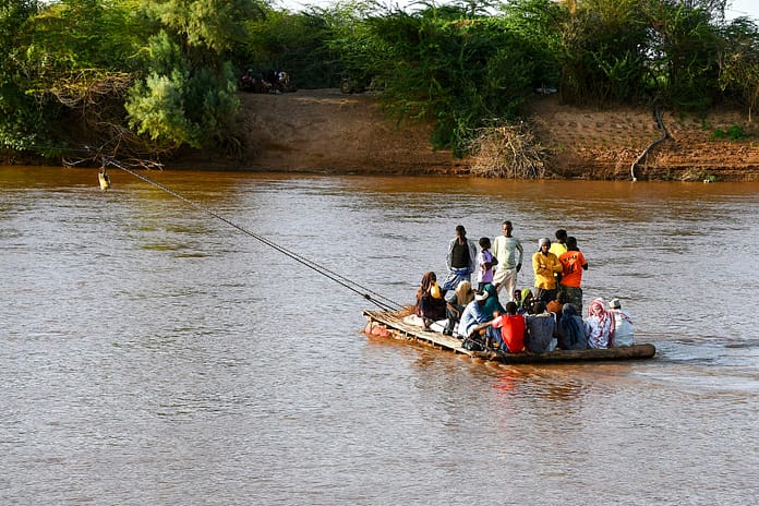 People are crossing the Genale River in Dolo Ado, Somali Region in Ethiopia. During flooding, Genale overflows into farms and towns. Photo: Elizabeth Wamba/IWMI