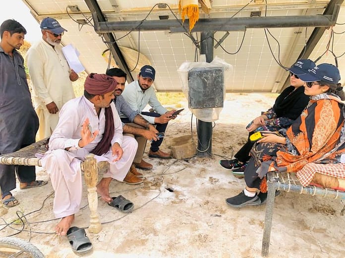 Sidra, together with the IWMI project team, doing fishpond visits for data collection in Rahim Yar Khan, Pakistan. Photo: Shahid Ali / IWMI