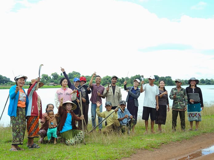 Cleaning up the banks of the Bagmati River in Kathmandu for World Rivers Day 2024. Photo: Surendra Phuyal / IWMI