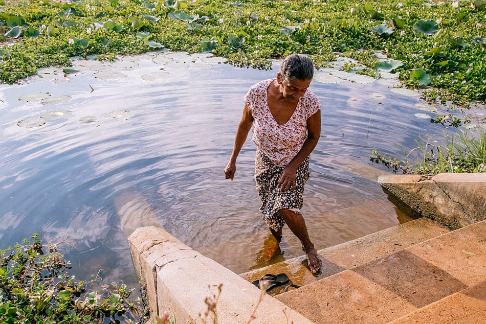Woman washing her feet after her daily chores, at the Anawilundawa lake in Sri Lanka. Photo: Shaoyu Liu / IWMI Woman washing her feet after her daily chores, at the Anawilundawa lake in Sri Lanka. Photo: Shaoyu Liu / IWMI