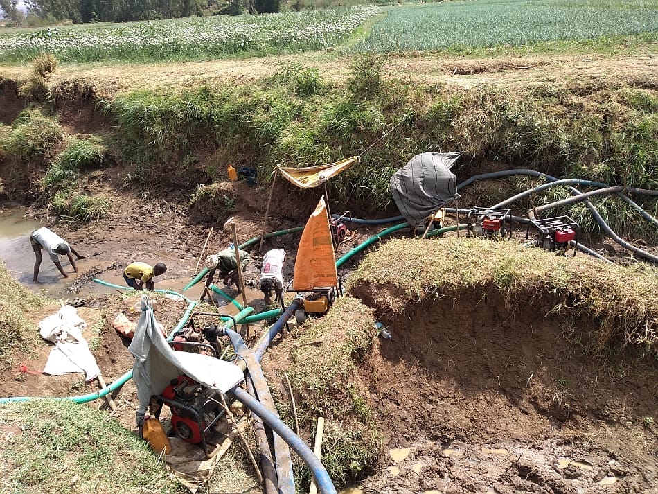 Farmers pumping water from the river for irrigation during dry season at a tributary to Gumara river. Photo: Meron Taye / IWMI Farmers pumping water from the river for irrigation during dry season at a tributary to Gumara river. Photo: Meron Taye / IWMI