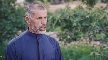 Farmer, Abu Suhaib, from Jordan’s Wadi Al-Seer (valley of water) explains how the rehabilitated canal has breathed new life to the valley. Photo: IWMI