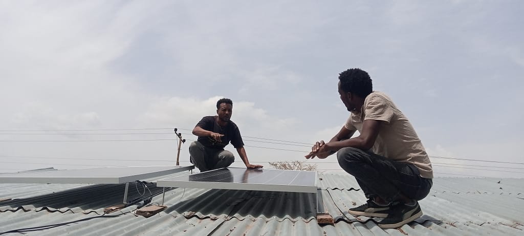 A solar pump technician explaining its maintenance to a farmer in Oromia Region, Ethiopia. Photo: Amare Haileslassie / IWMI