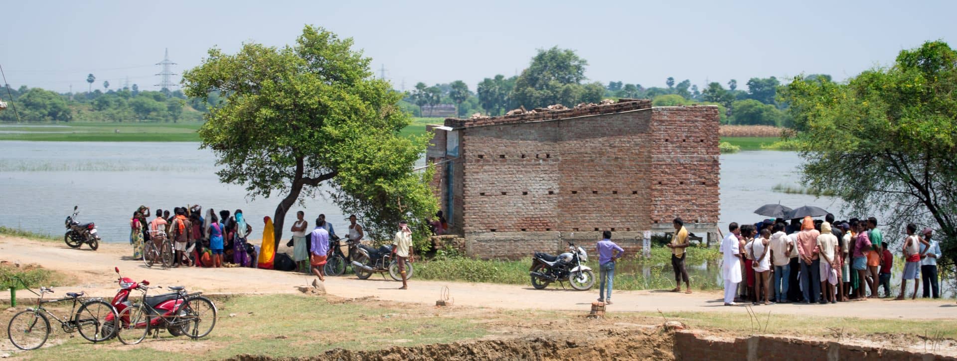 Groups of people gathering to discuss damages to their crops in Bihar, India. Photo: Dr Dakshina Murthy / IWMI