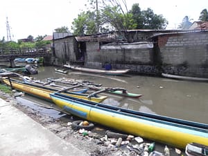 Dumping of garbage and sewerage into the canal has created an unconducive environment for the fish to breed, and unhealthy living conditions for  the people. (Photo: Renuka Jeya Raj/IWMI)