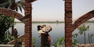 Construction workers build stronger riverbanks along the Nile River to protect it from erosion. Dominic Chavez/World Bank.