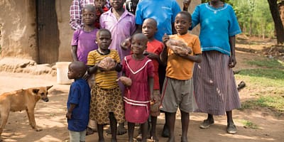 A family of farmers in an agricultural landscape. Photo: Hugh Rutherford / CGIAR
