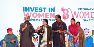 In Islamabad, Pakistan, a performance by the Batin Farooqi theatre group depicts the challenges faced by women in agriculture and the importance of investing in women. Photo: IWMI