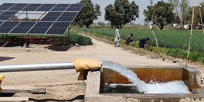 A solar-powered tubewell in Punjab province, Pakistan. Photo: IWMI