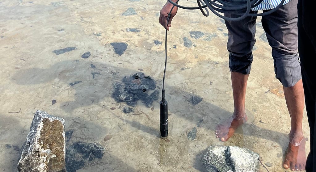 Measuring water salinity in Kayts, Jaffna. Photo: Juliana Knapp / IWMI