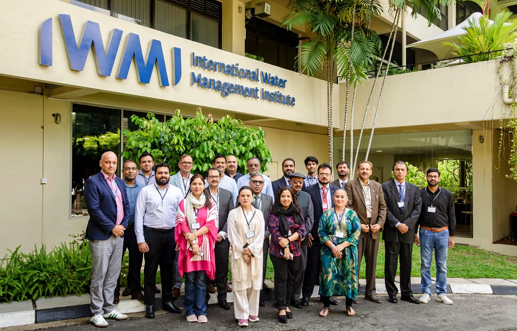 Senior officials from Pakistan’s meteorological and disaster management agencies with IWMI leadership during discussions on drought monitoring and early warning systems in Colombo, Sri Lanka. Photo: IWMI