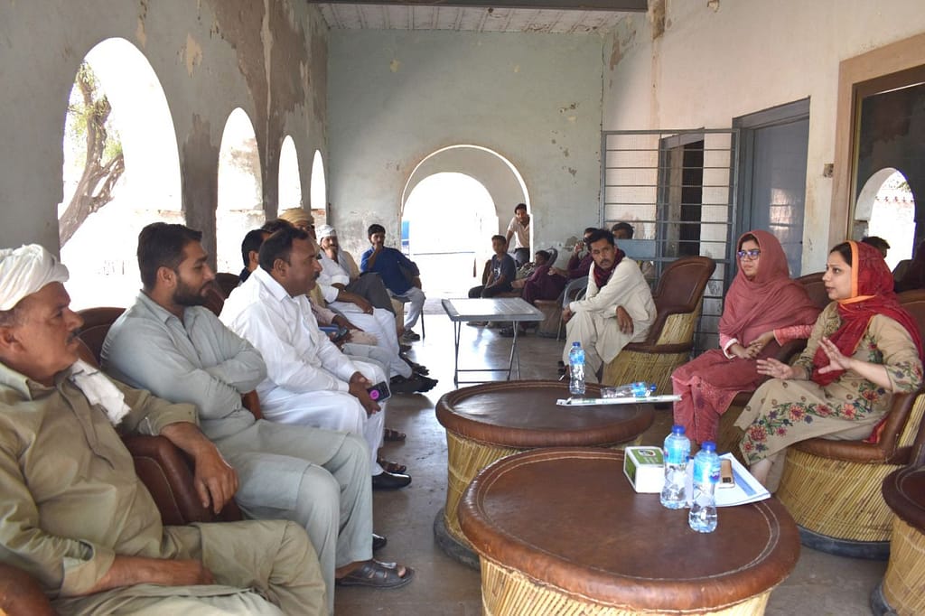 IWMI staff conduct a focus group discussion with farmers in Okara District, Pakistan, as Kanwal Waqar (right) leads the session. Photo: IWMI