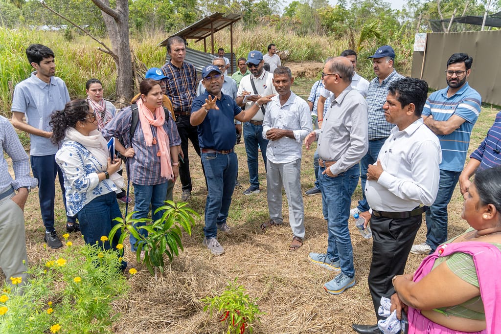 Pakistani officials join IWMI researchers on a tour of Sri Lanka’s Kurunegala District to study grassroots drought resilience and climate adaptation in agriculture on September 30, 2025. Photo: Pradeep Liyanage/IWMI.