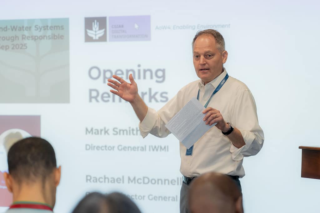 IWMI’s Mark Smith, Director General, gives opening remarks. Photo: Gunarathna Thisal/ Mantaray Films Workshop attendees from across the CGIAR centers pose for a photo. Photo: Gunarathna Thisal/ Mantaray Films