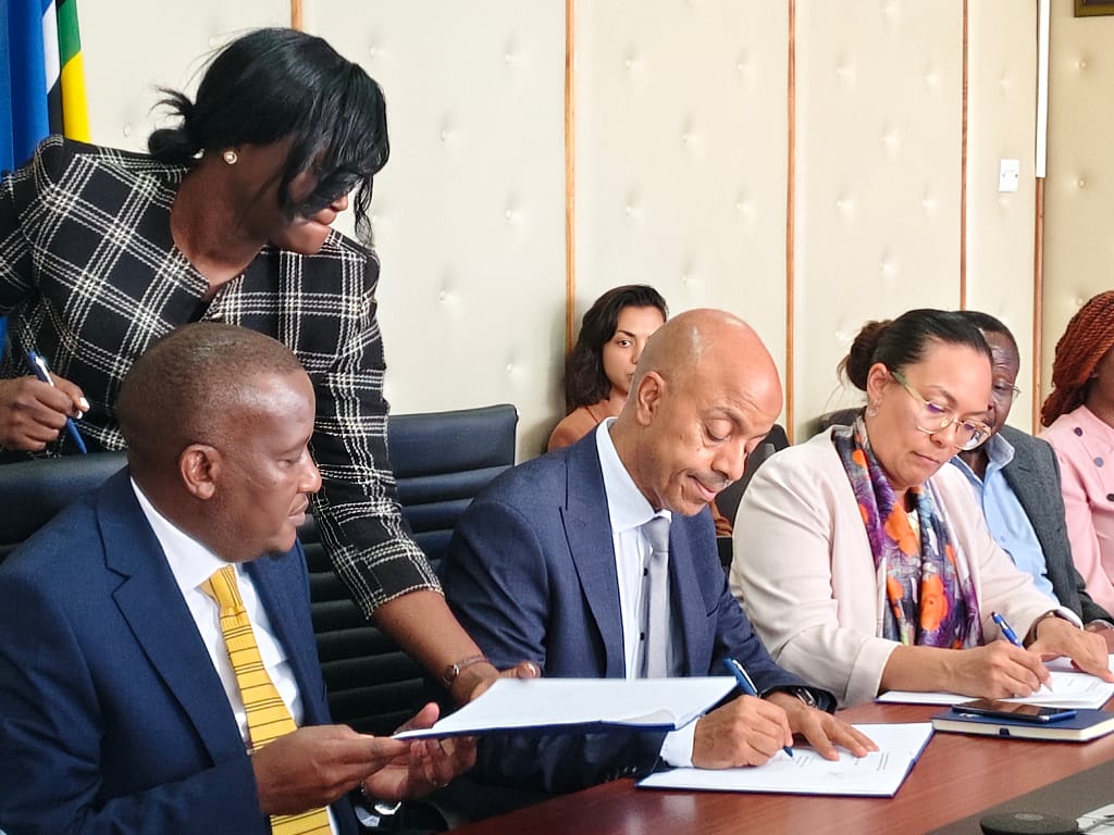 Kenya’s Irrigation Principal Secretary Ephantus Kimotho (Left) with IWMI’s team led by Abdulkarim Seid and Inga Jacobs-Mata during the MoU signing in Nairobi, Kenya. Photo: Elizabeth Wamba/IWMI