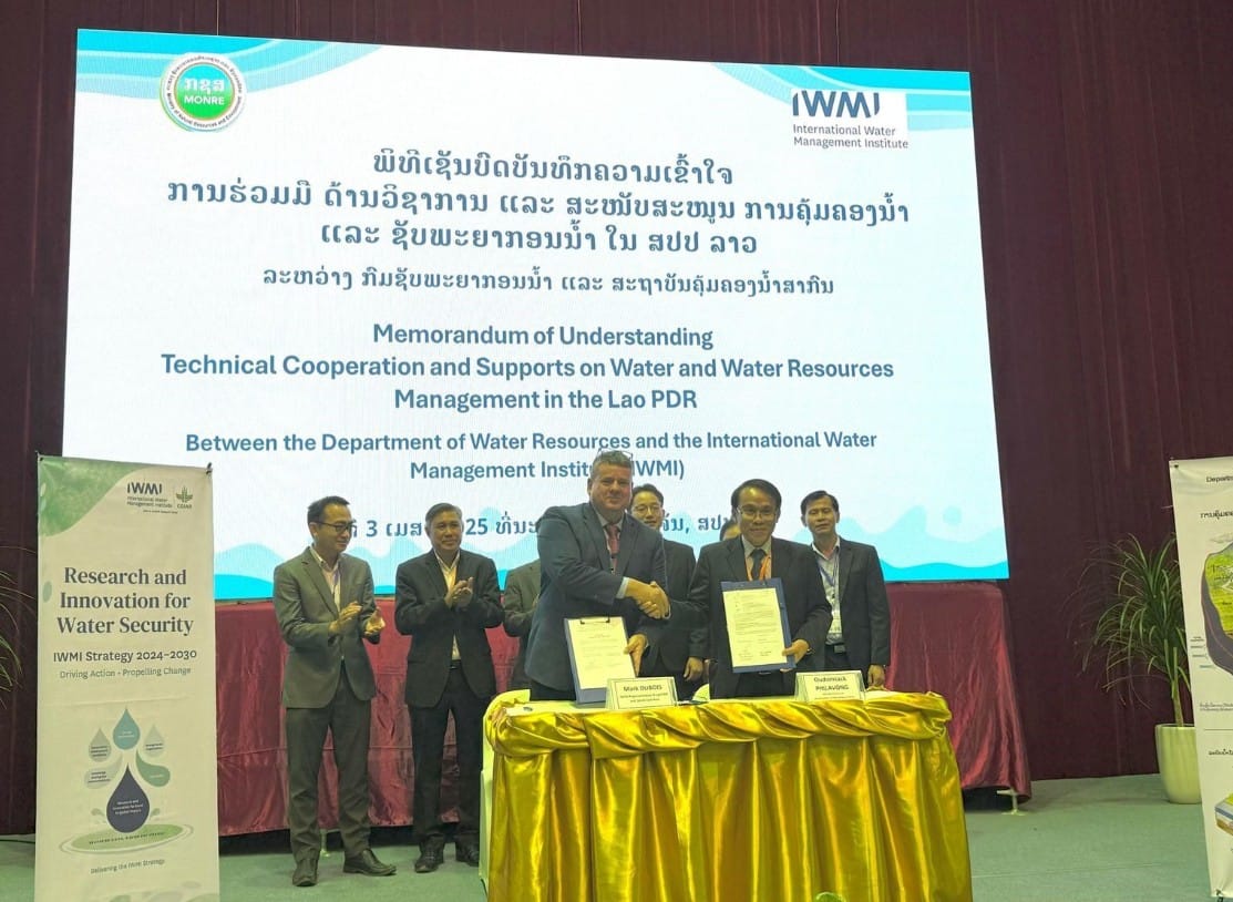 Lao MoU Handshake, Photo: DWR