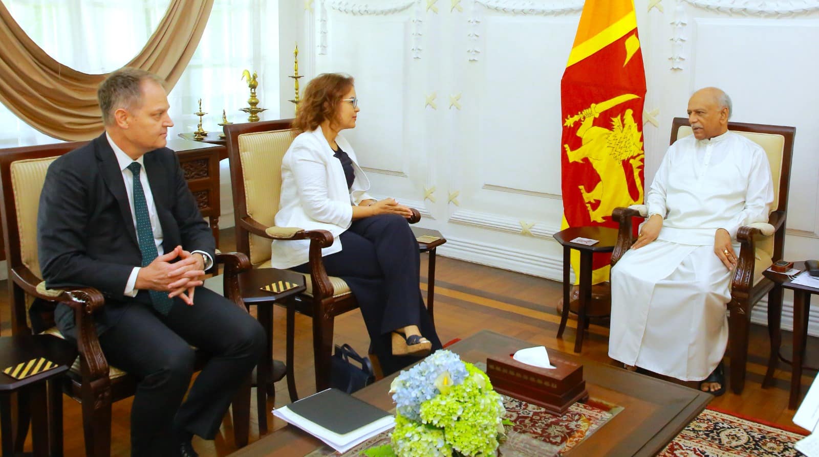 Prime Minister Dinesh Gunawardena (right) meets with CGIAR Executive Managing Director Ismahane Elouafi (center) at Temple Trees, Colombo. Also pictured are Mark Smith (left), IWMI’s Director General. (Photo: Office of the Prime Minister of Sri Lanka)