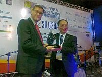 Vladimir Smakhtin (left), Theme Leader for Water Availability and Access at IWMI, receives the Crystal Drop Award from Jun Xia, President of IWRA.