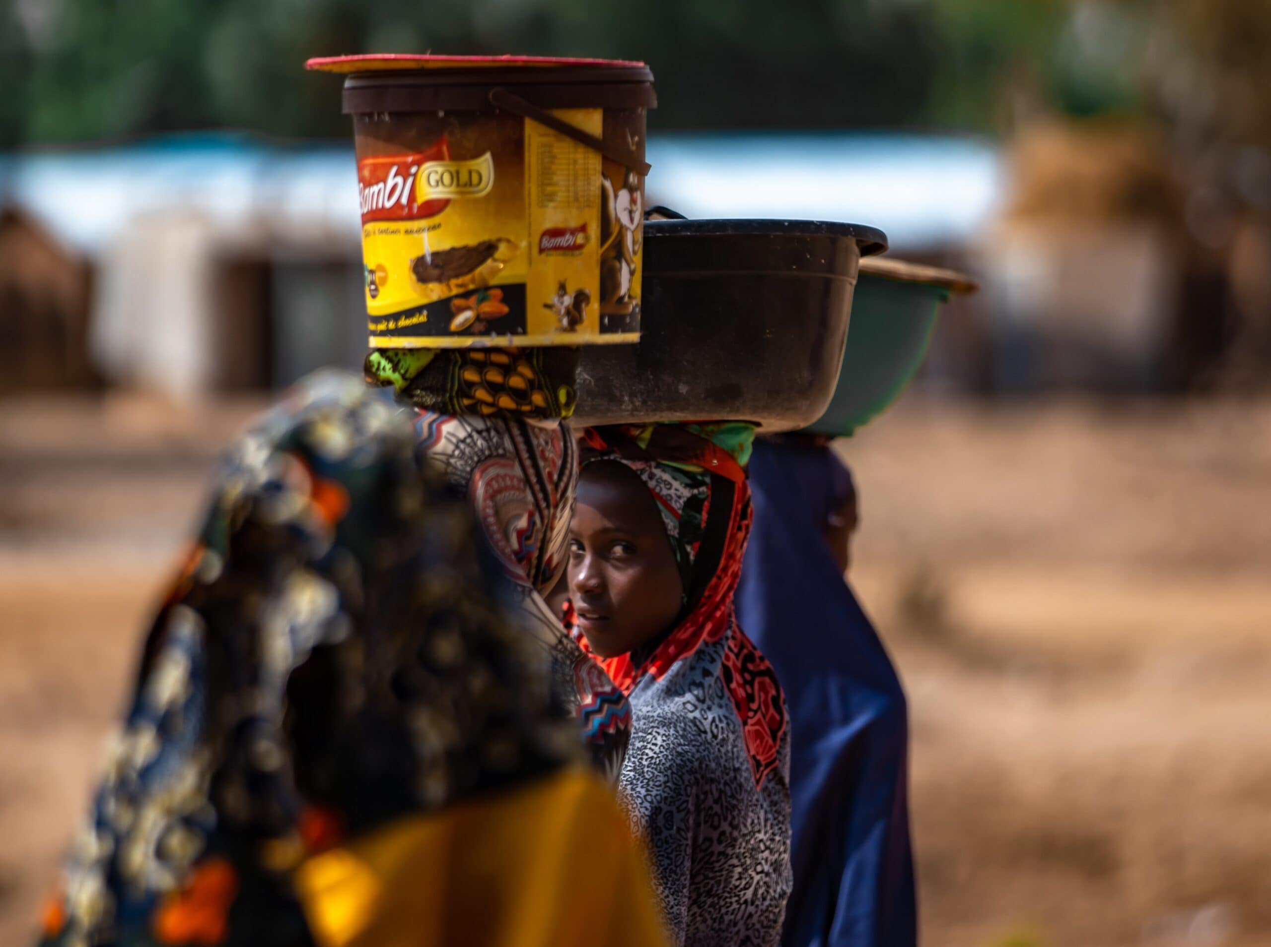 Girls returning home with fetched water, Malkohi, Adamawa State, Nigeria. Joe Bala / IWMI