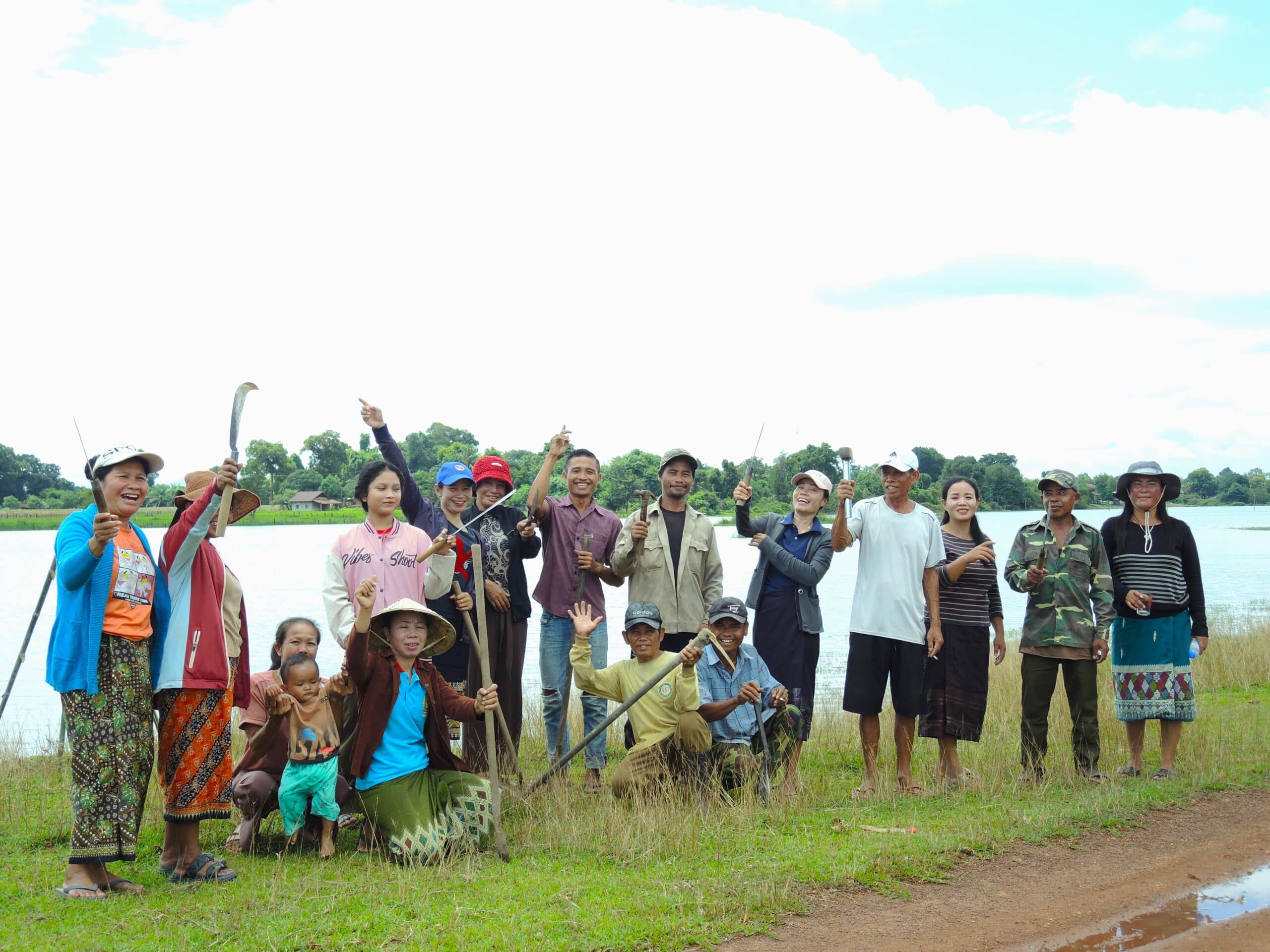 Cleaning up the banks of the Bagmati River in Kathmandu for World Rivers Day 2024. Photo: Surendra Phuyal / IWMI