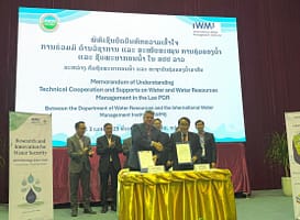 Lao MoU Handshake, Photo: DWR