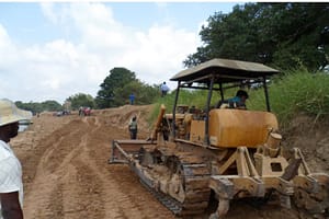 Building the bund of a tank in Idaikaddu, Mullaitivu (photo: FAO).