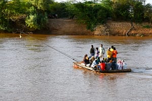 People are crossing the Genale River in Dolo Ado, Somali Region in Ethiopia. During flooding, Genale overflows into farms and towns. Photo: Elizabeth Wamba/IWMI
